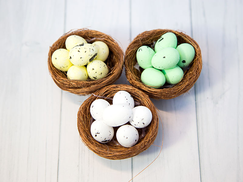 Декоративные гнезда и яйца на синем | Премиум Фото